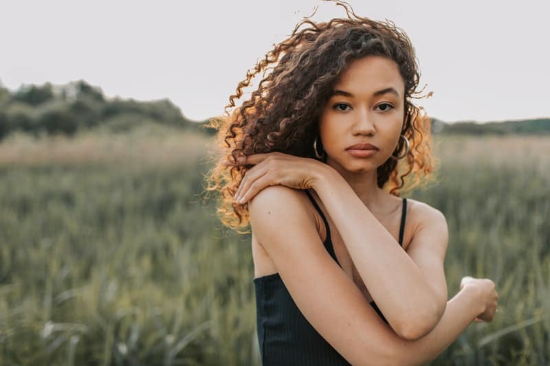 cheveux crépus dans le domaine