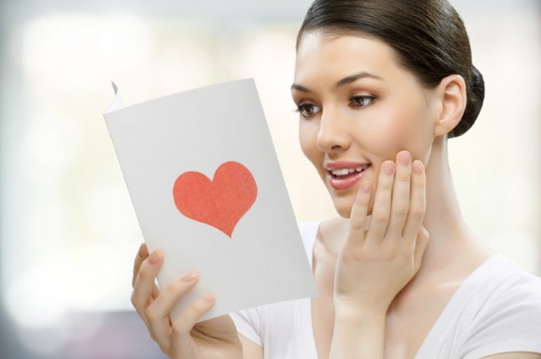 femme lisant lettre d'amour