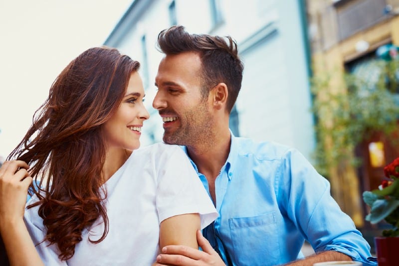 Joli couple étreignant dans la ville