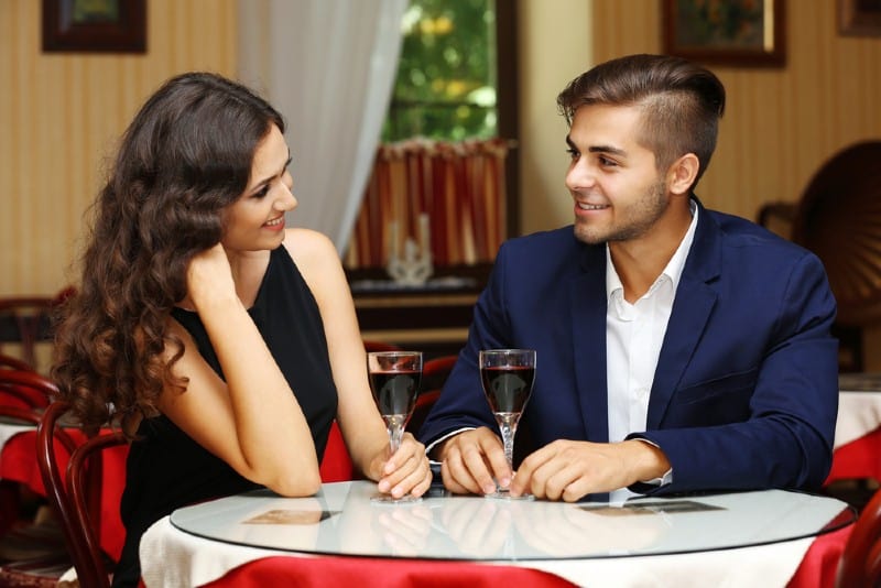 séduisant jeune couple datant au restaurant