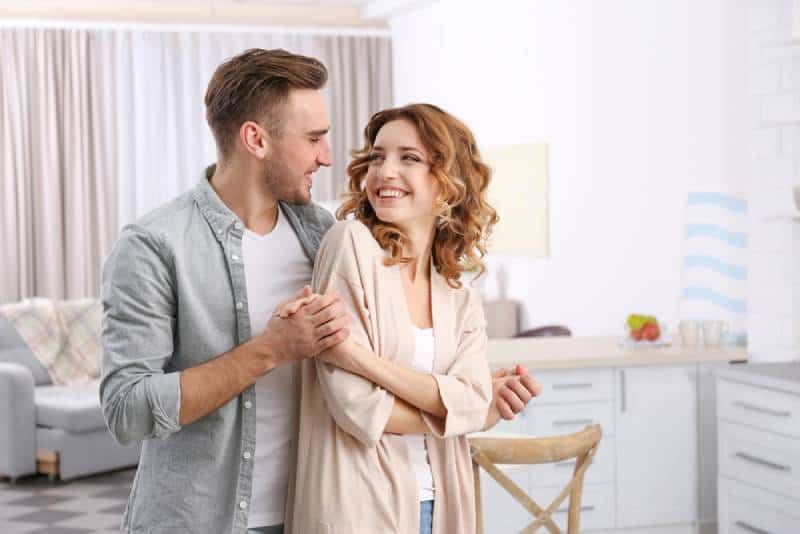 couple heureux à la maison