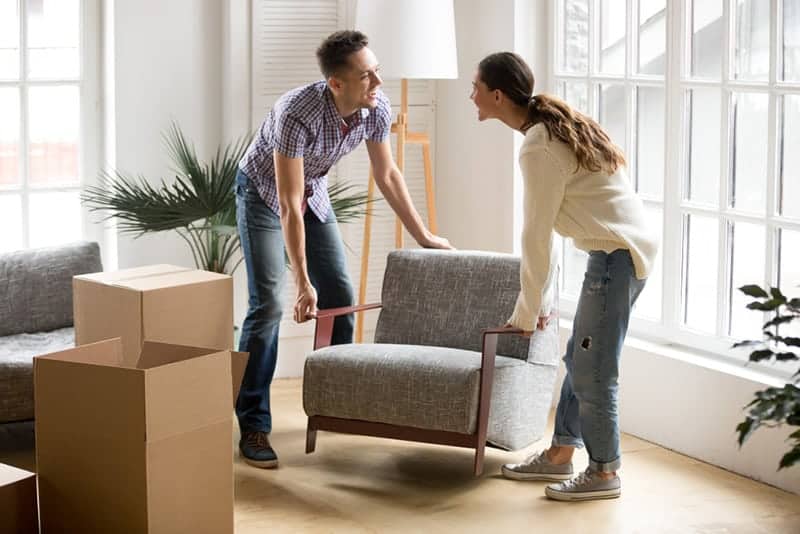 couple remplaçant la chaise à la maison