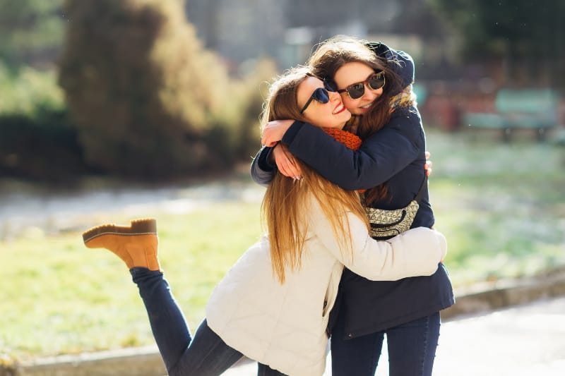 des amies qui s'embrassent à l'extérieur
