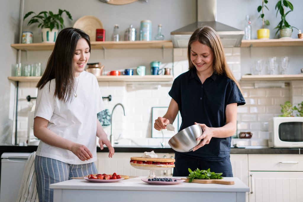 deux femmes cuisinent un gâteau