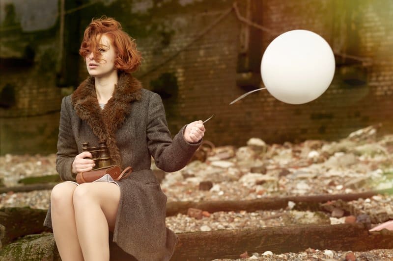 femme assise avec un ballon à la main