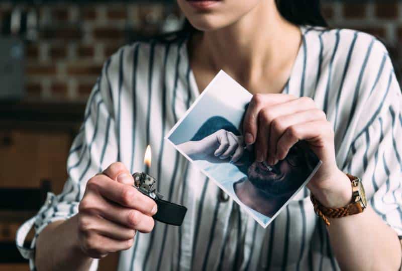 femme brûlant la photo de son ex