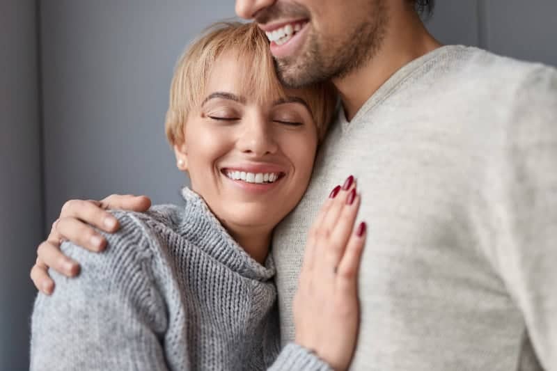 femme heureuse appuyée sur la poitrine de l'homme