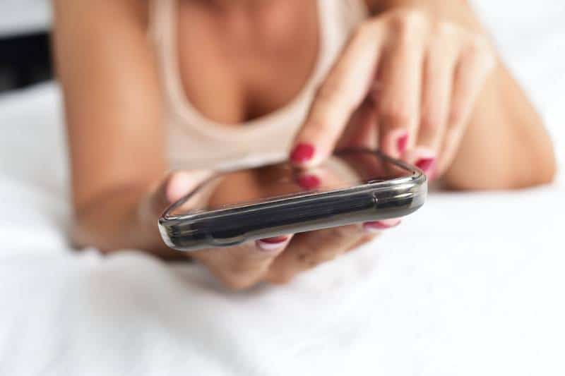 femme tapant sur son téléphone