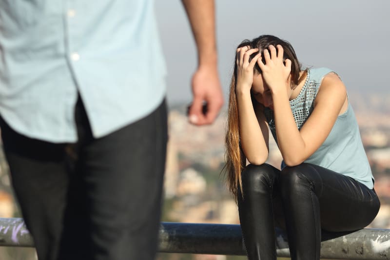 homme laissant une femme en pleurs à l'extérieur