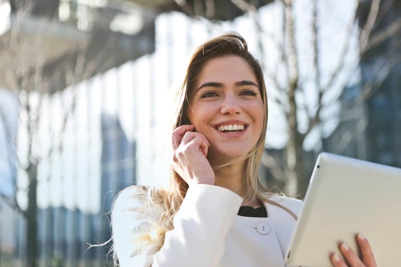 la femme bleue est au téléphone et rit