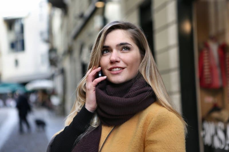 la femme bleue se lève et téléphone