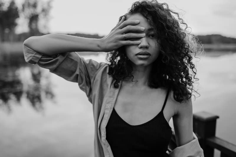 la femme debout a couvert un œil