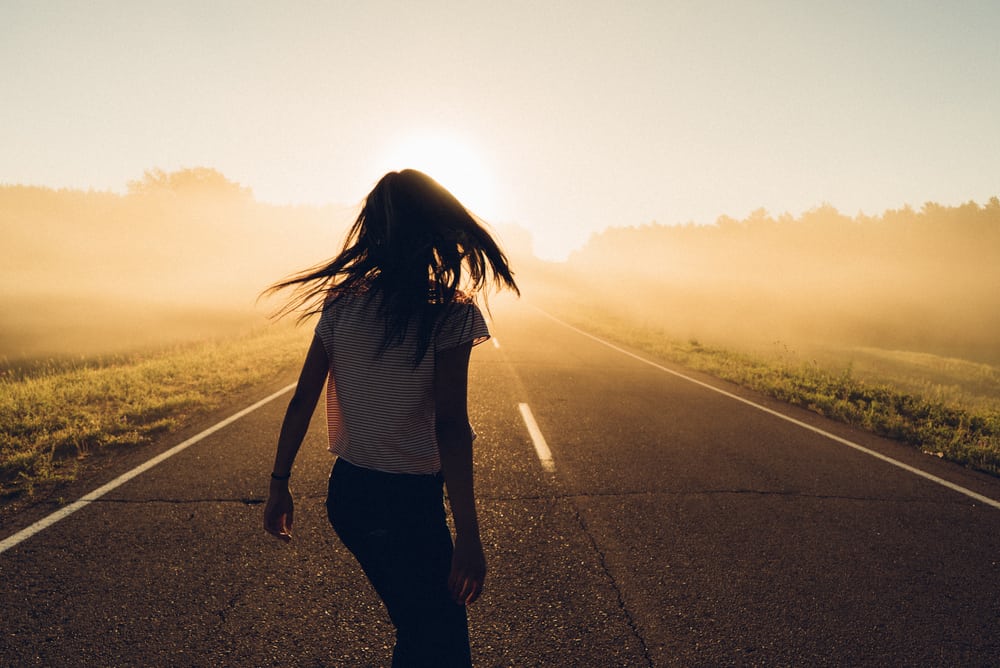 la femme elle-même marche sur la route