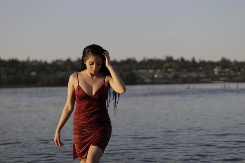 la femme elle-même vêtue d'une robe bordeaux définit la place