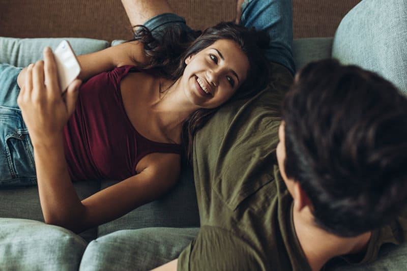 la femme est allongée sur les genoux de l'homme et le regarde