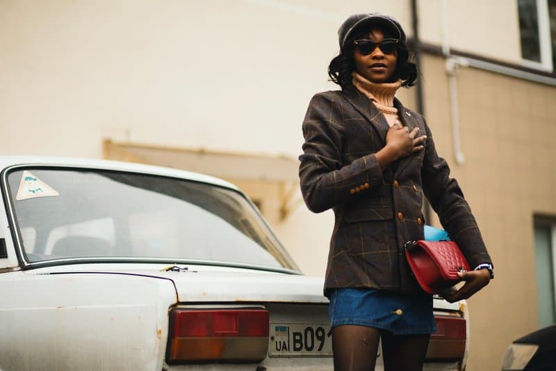 la femme est debout à côté de la voiture