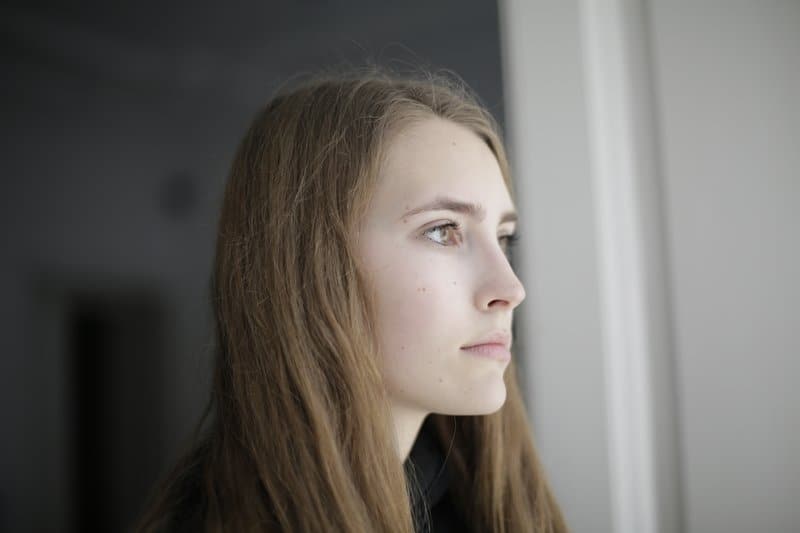 la femme imaginée regarde ailleurs