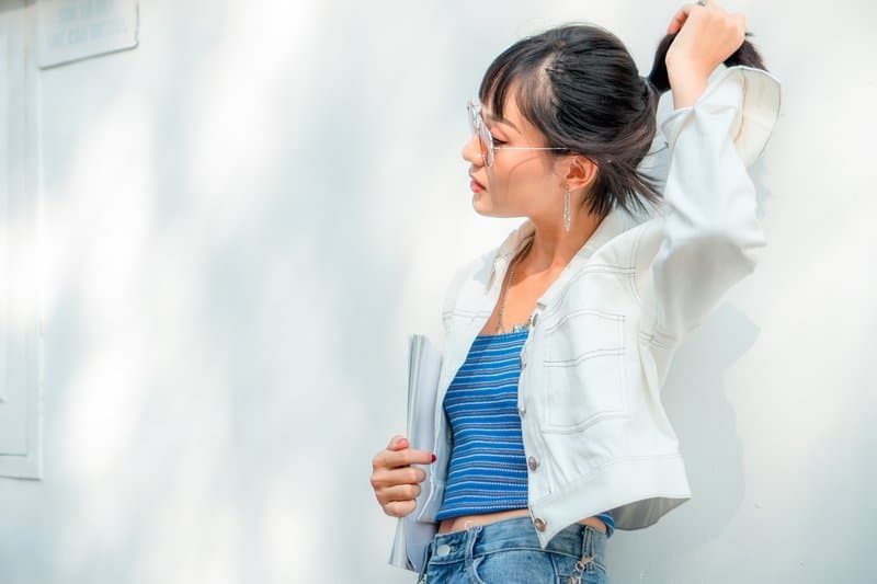 la femme se tient avec des lunettes sur la tête
