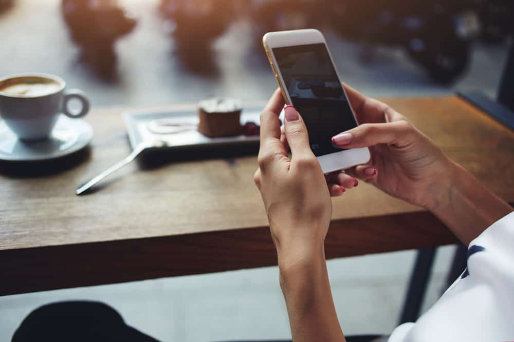 la femme tient un téléphone portable dans sa main