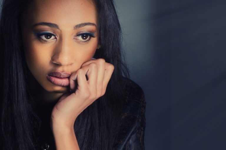 Portrait d'une triste belle femme africaine