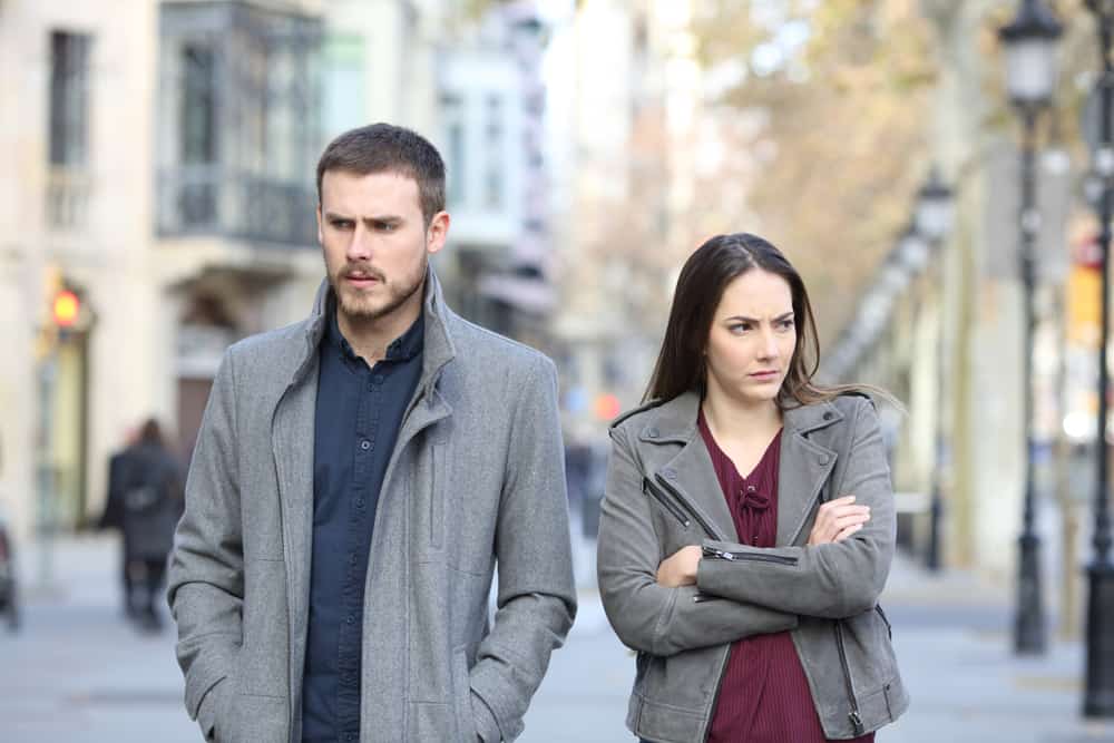 l'homme et la femme marchent avec colère