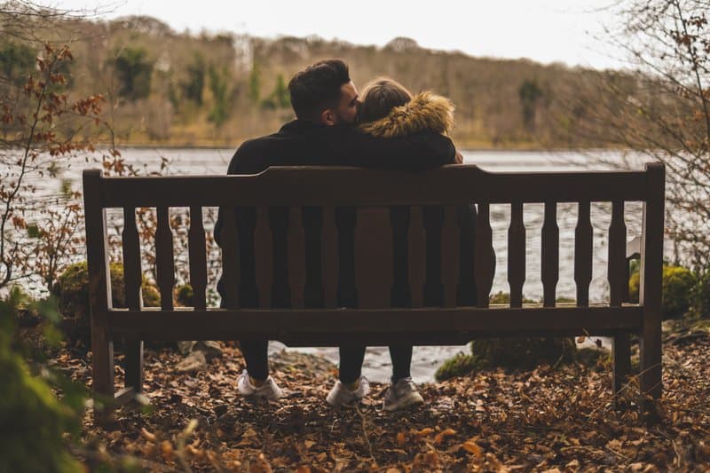 l'homme s'assoit avec la femme sur la clé et l'embrasse