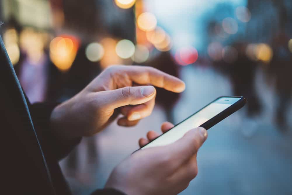 l'homme tient le téléphone dans sa main