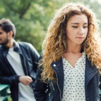 femme triste ignorée par l'homme