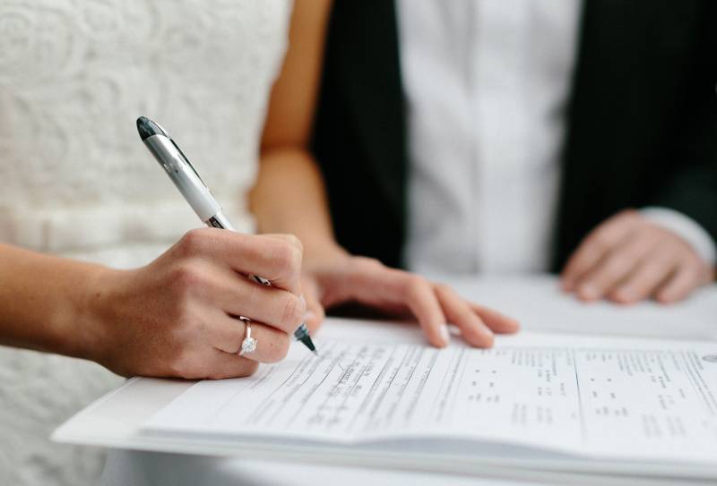 papier à signer par la mariée à côté du marié