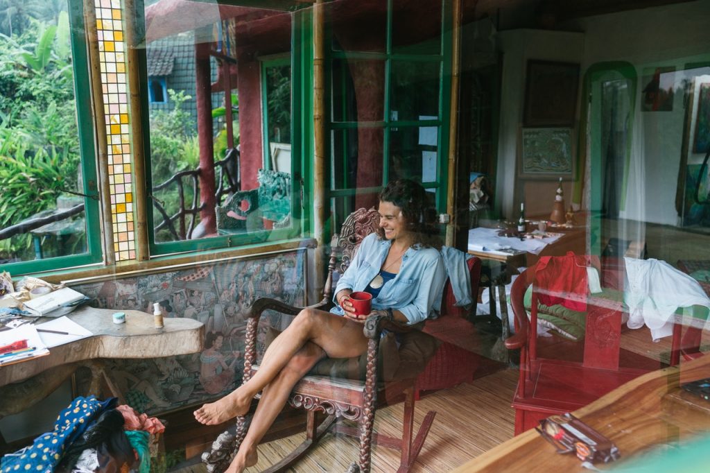 une femme assise à boire du café