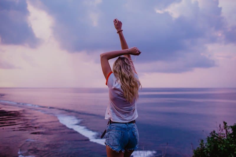 une femme aux cheveux blonds définit la plage
