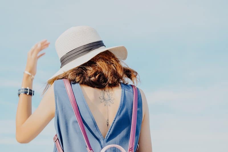 une femme aux cheveux bruns et un chapeau sur la tête