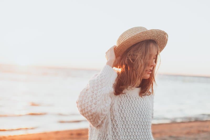 une femme avec un chapeau sur la tête dresse la place