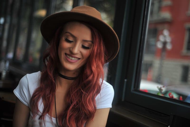 une femme avec un chapeau sur la tête