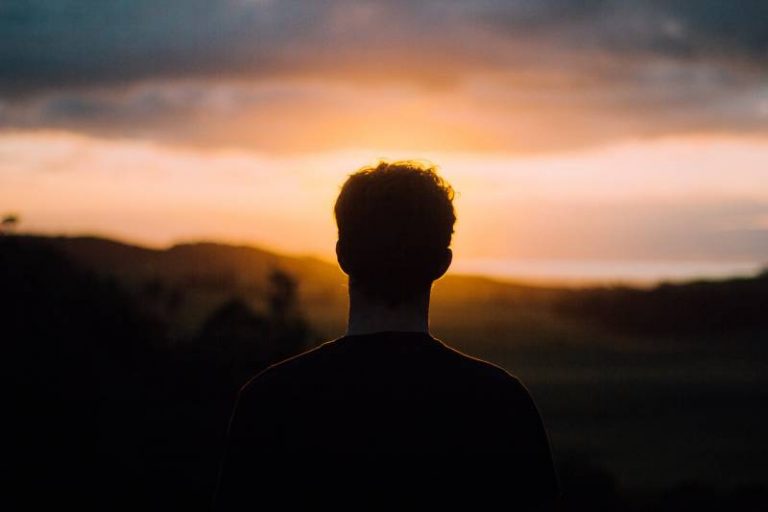 silhouette d'un homme face au coucher du soleil