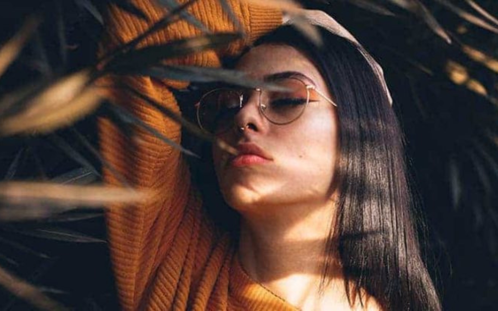 une femme aux longs cheveux noirs avec des lunettes