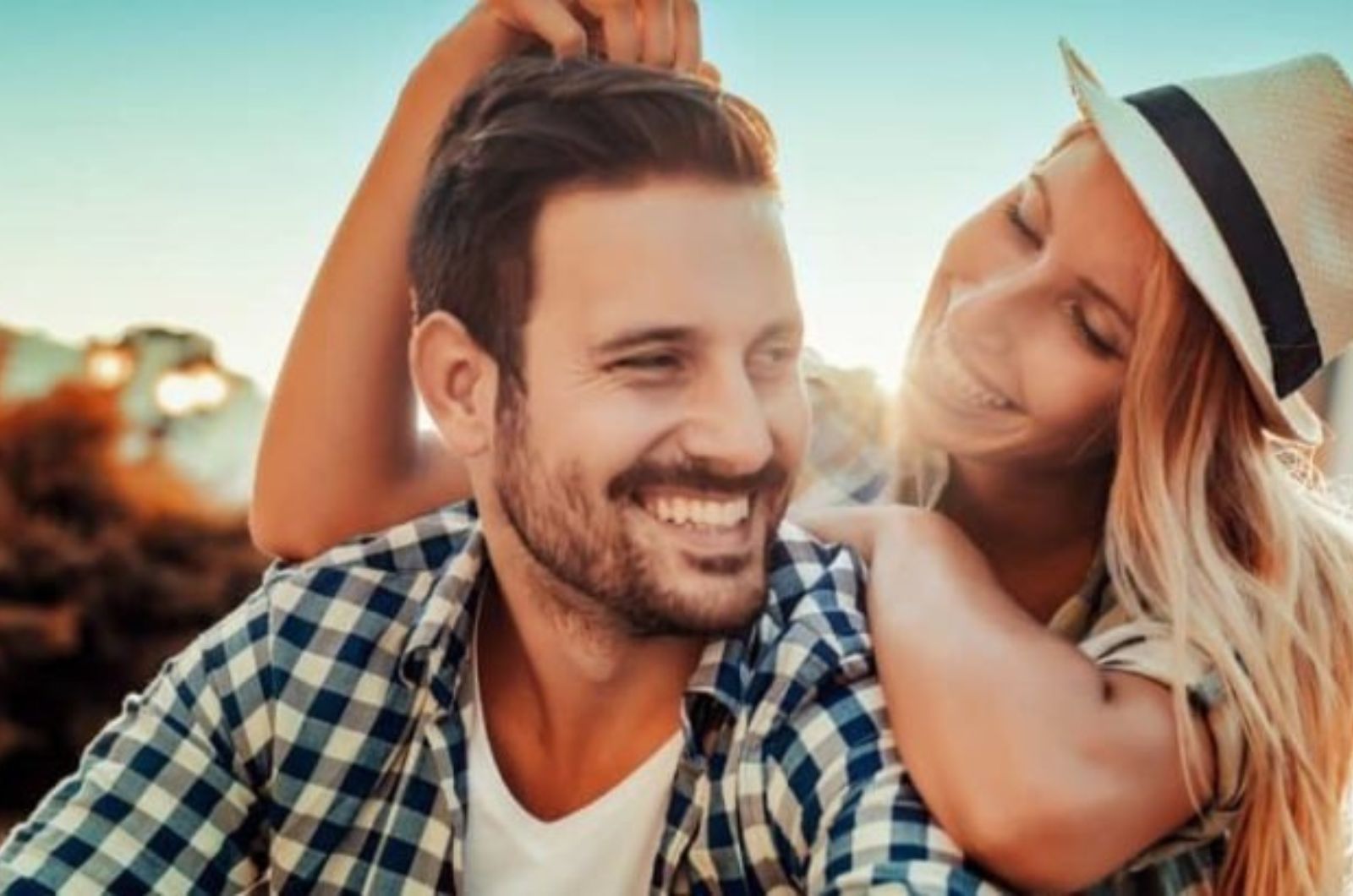 lhomme et la femme rient