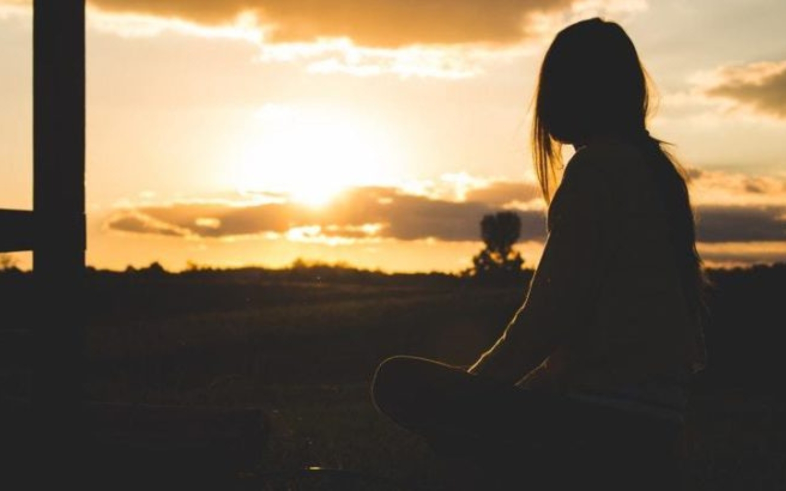 une femme assise sur lherbe