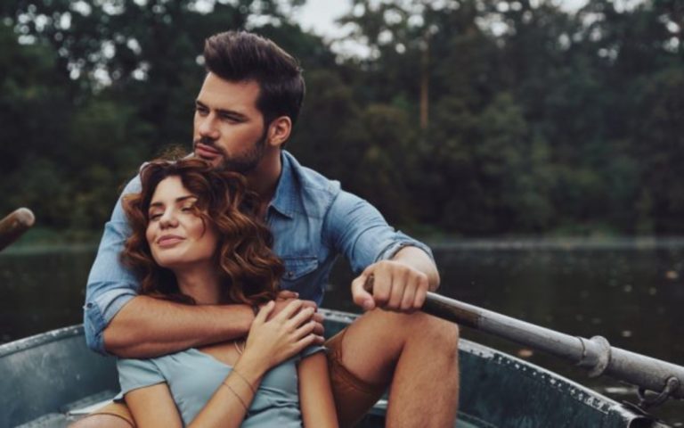 un homme et une femme embrasses dans un bateau