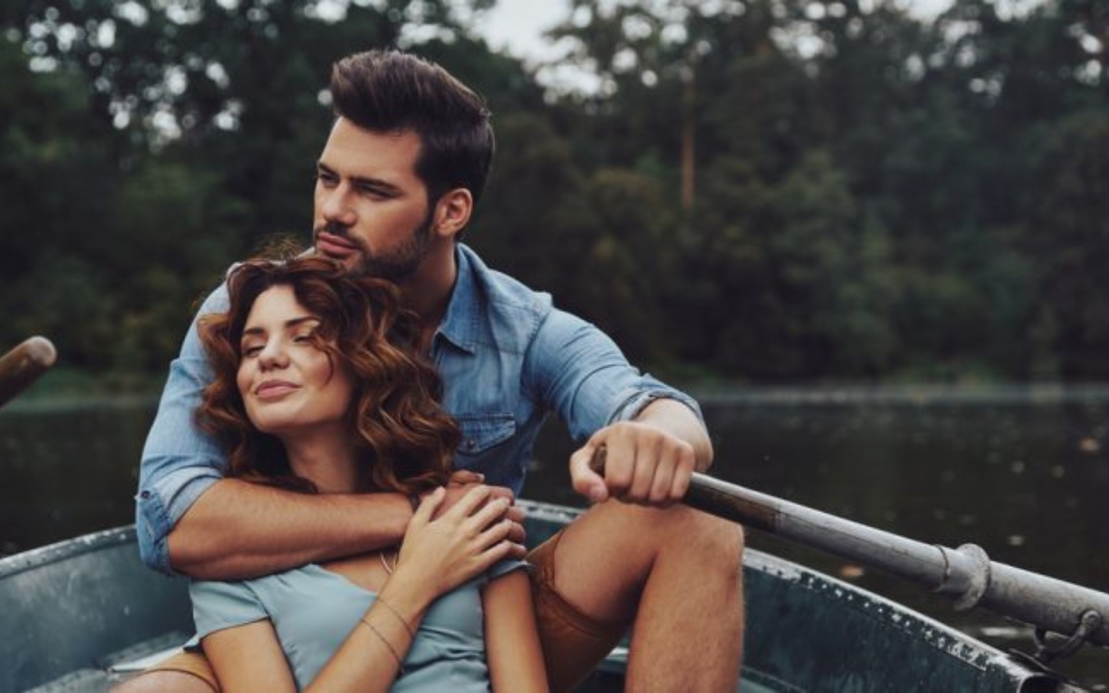 un homme et une femme embrasses dans un bateau