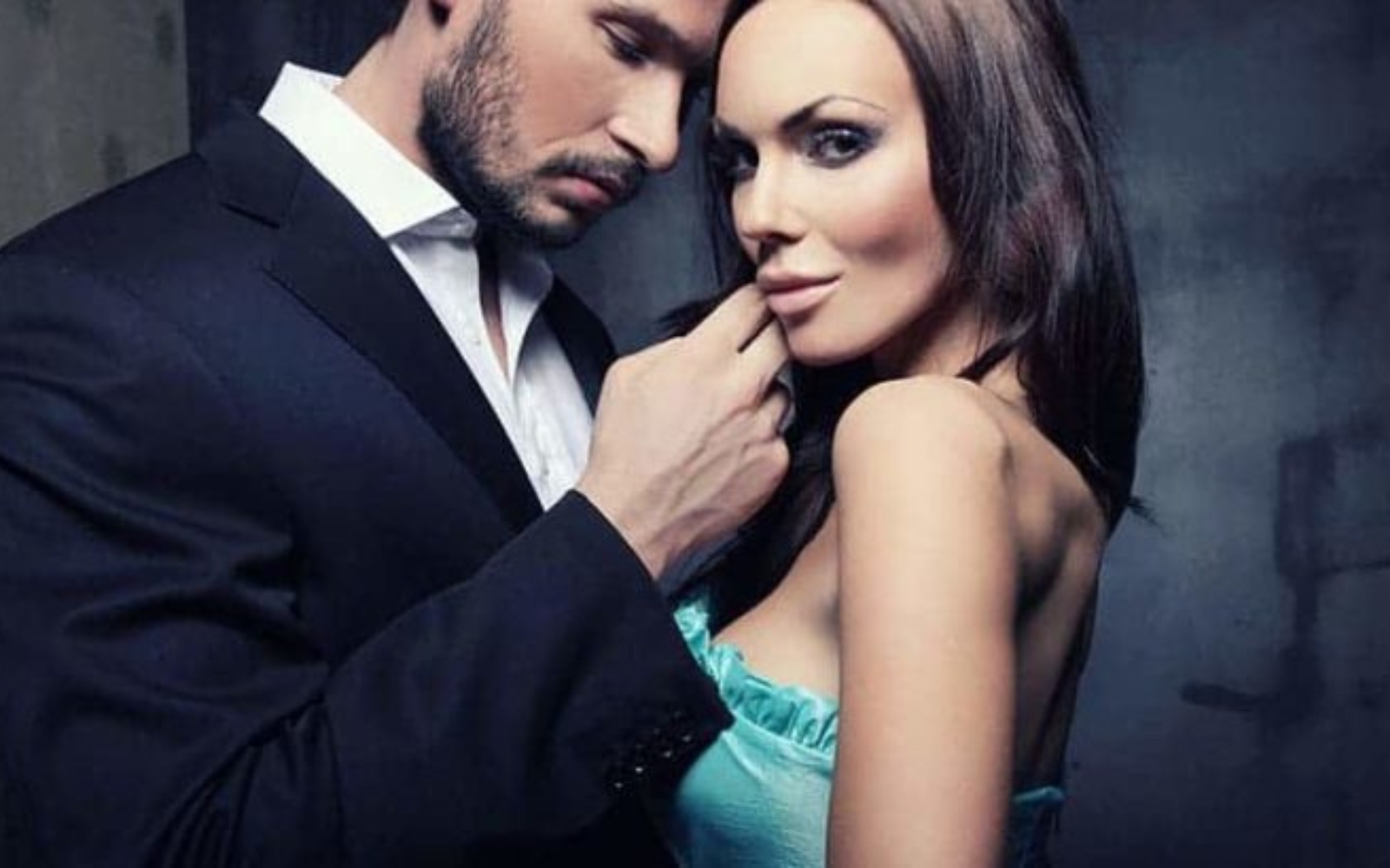 lhomme a etreint la femme