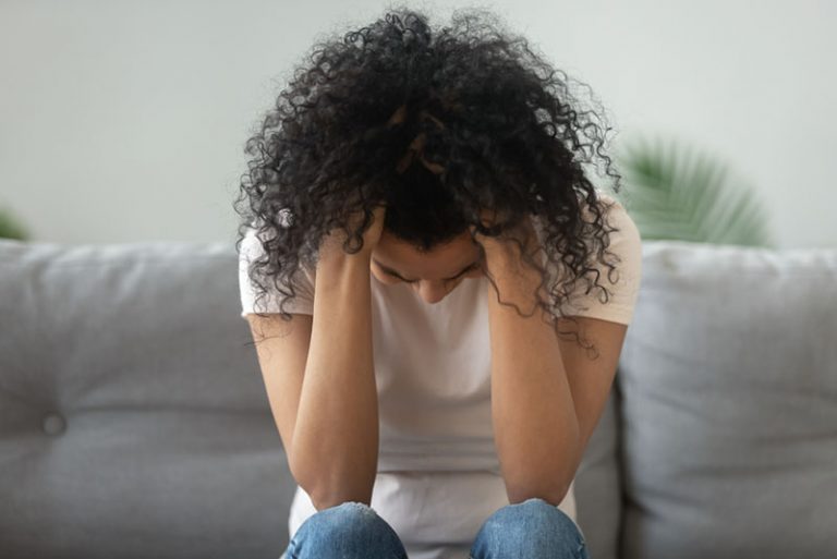 femme triste en deuil sur le canapé