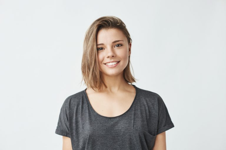 une femme brune avec un sourire