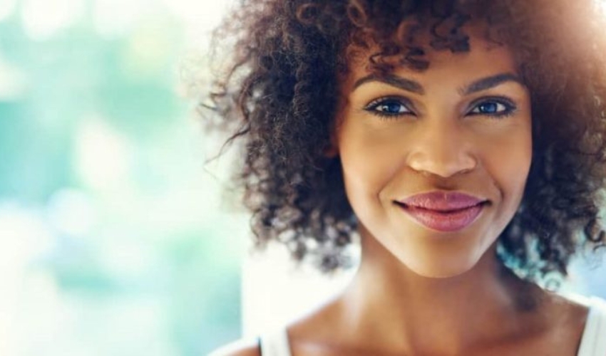 une femme noire aux cheveux crepus