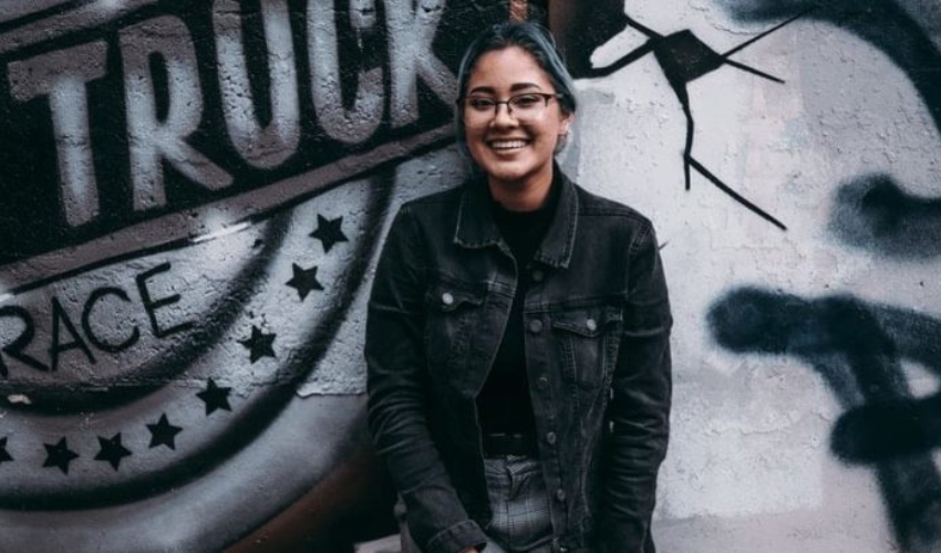la femme se tient contre le mur