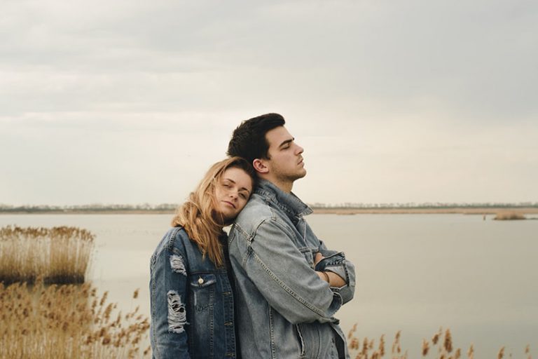 couple sérieux debout dans la nature