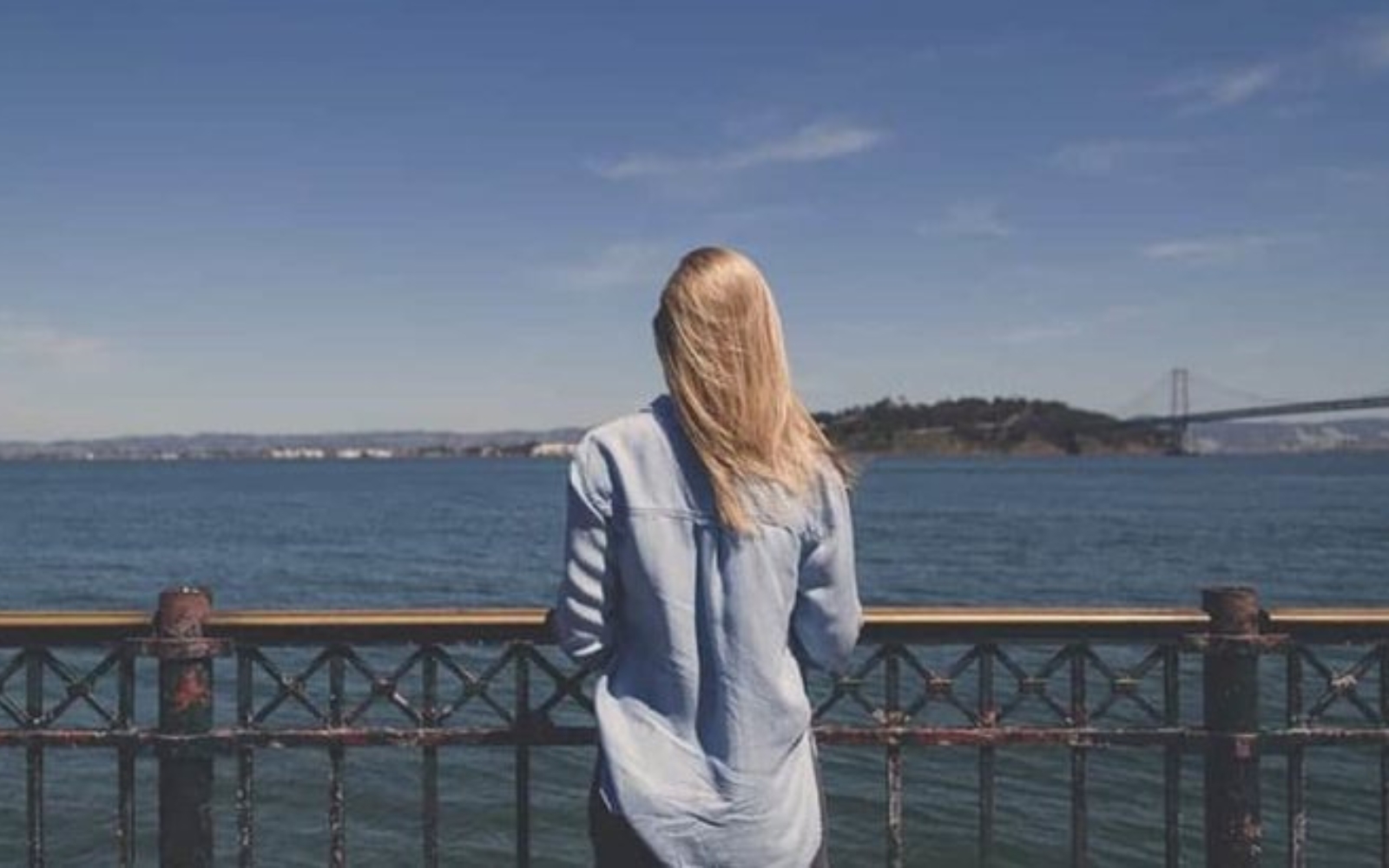 une femme avec le dos tourne