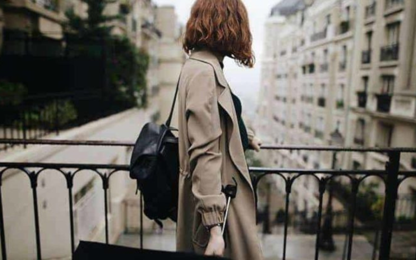 la femme se tient avec un parapluie a la main