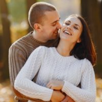 un homme et une femme embrassant en riant