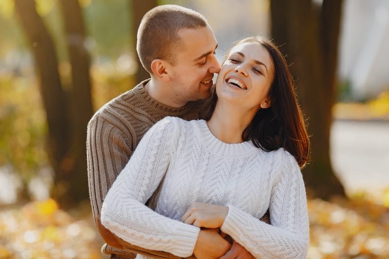 un homme et une femme embrassant en riant